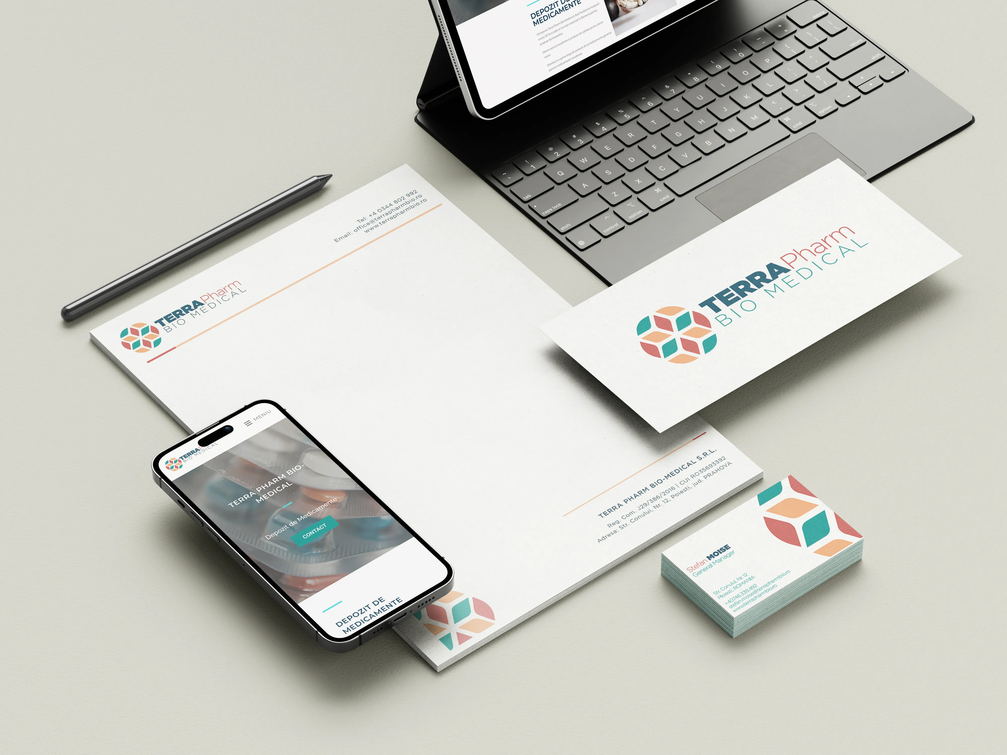 O carte de vizită și o foaie cu antet așezate elegant pe un birou, simbolizând profesionalismul și identitatea de brand