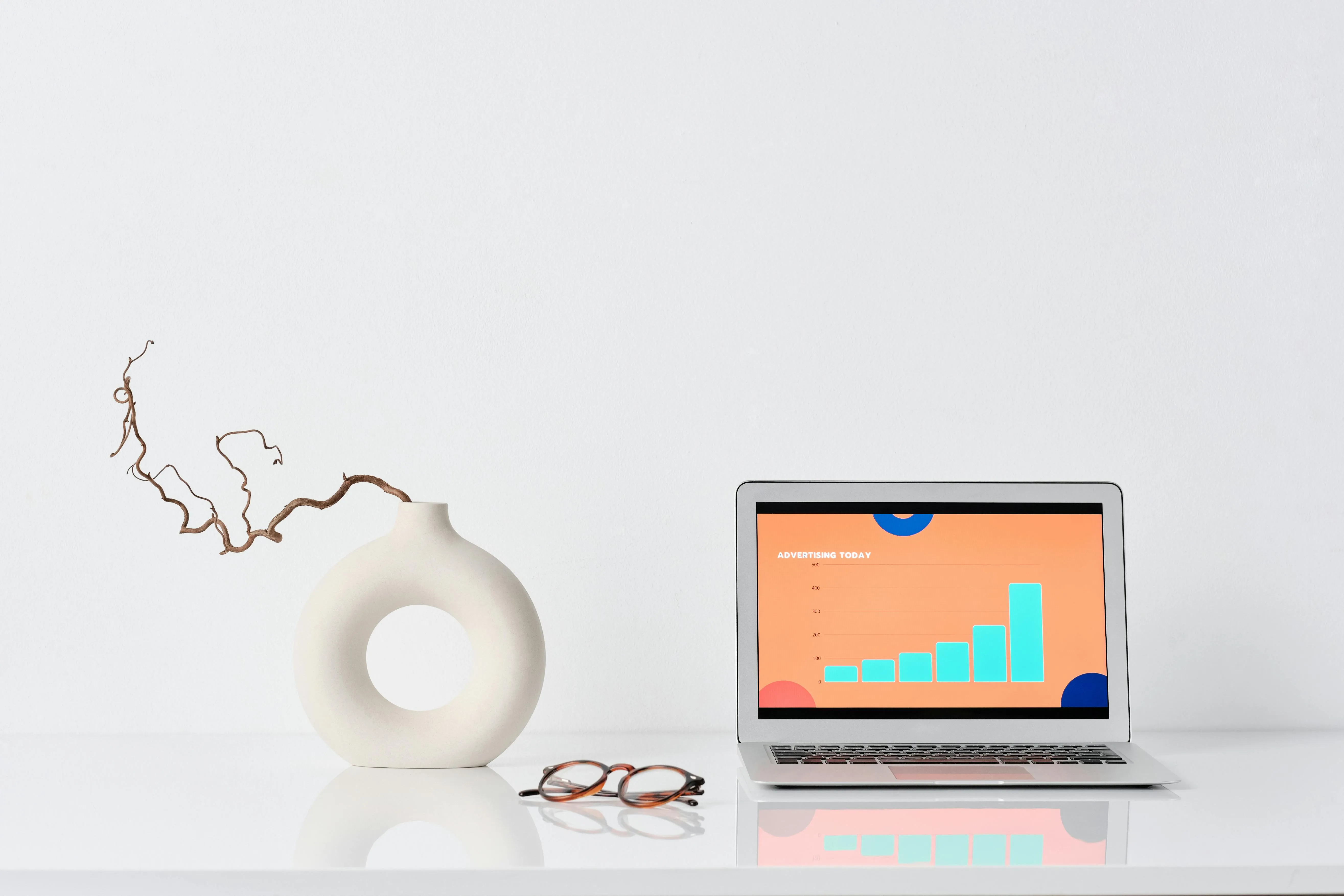 O săgeată care urcă pe un grafic digital, simbolizând succesul online și creșterea afacerii prin intermediul unui site web bine optimizat.