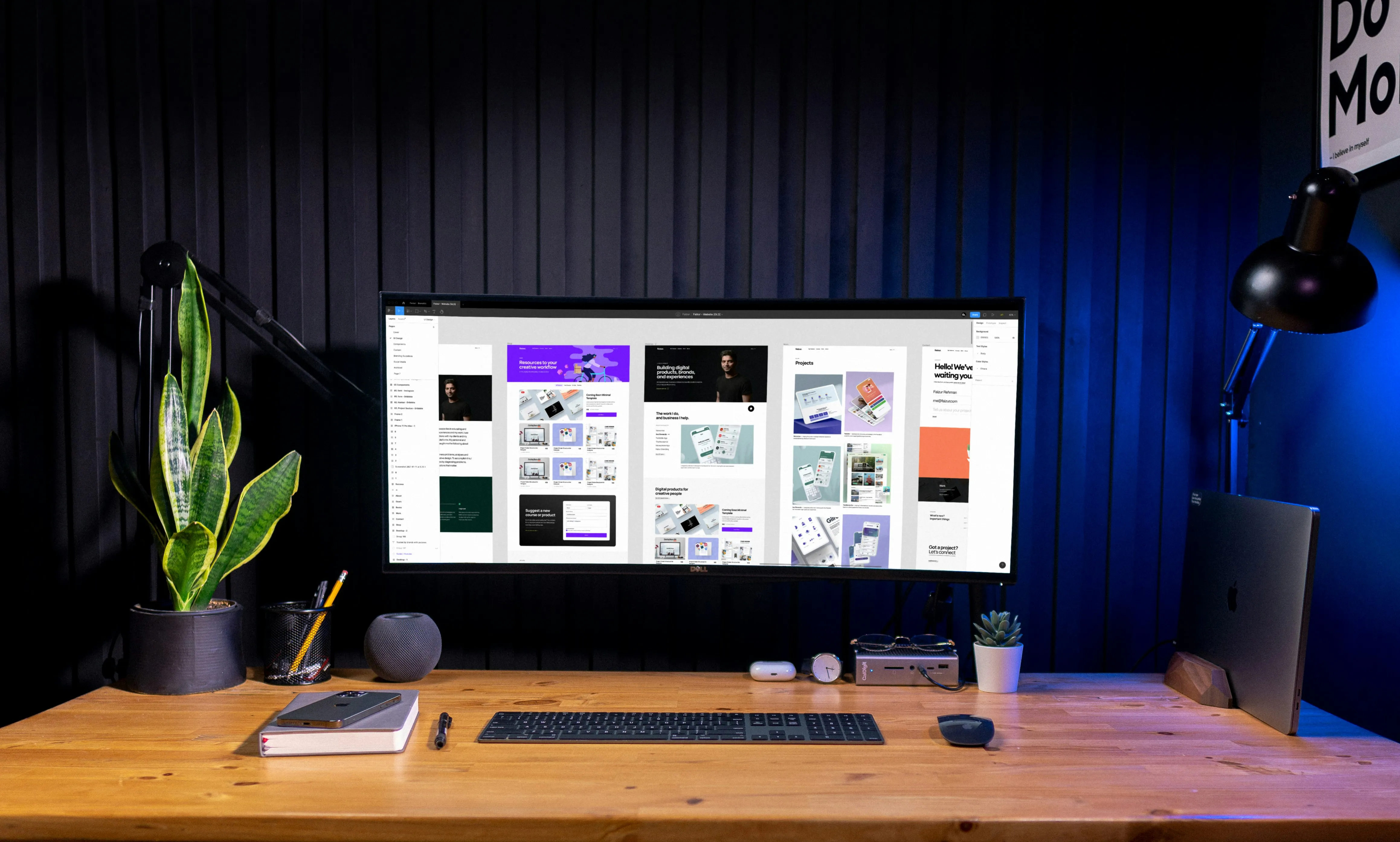 Diverse layout-uri de landing page pe un ecran de computer