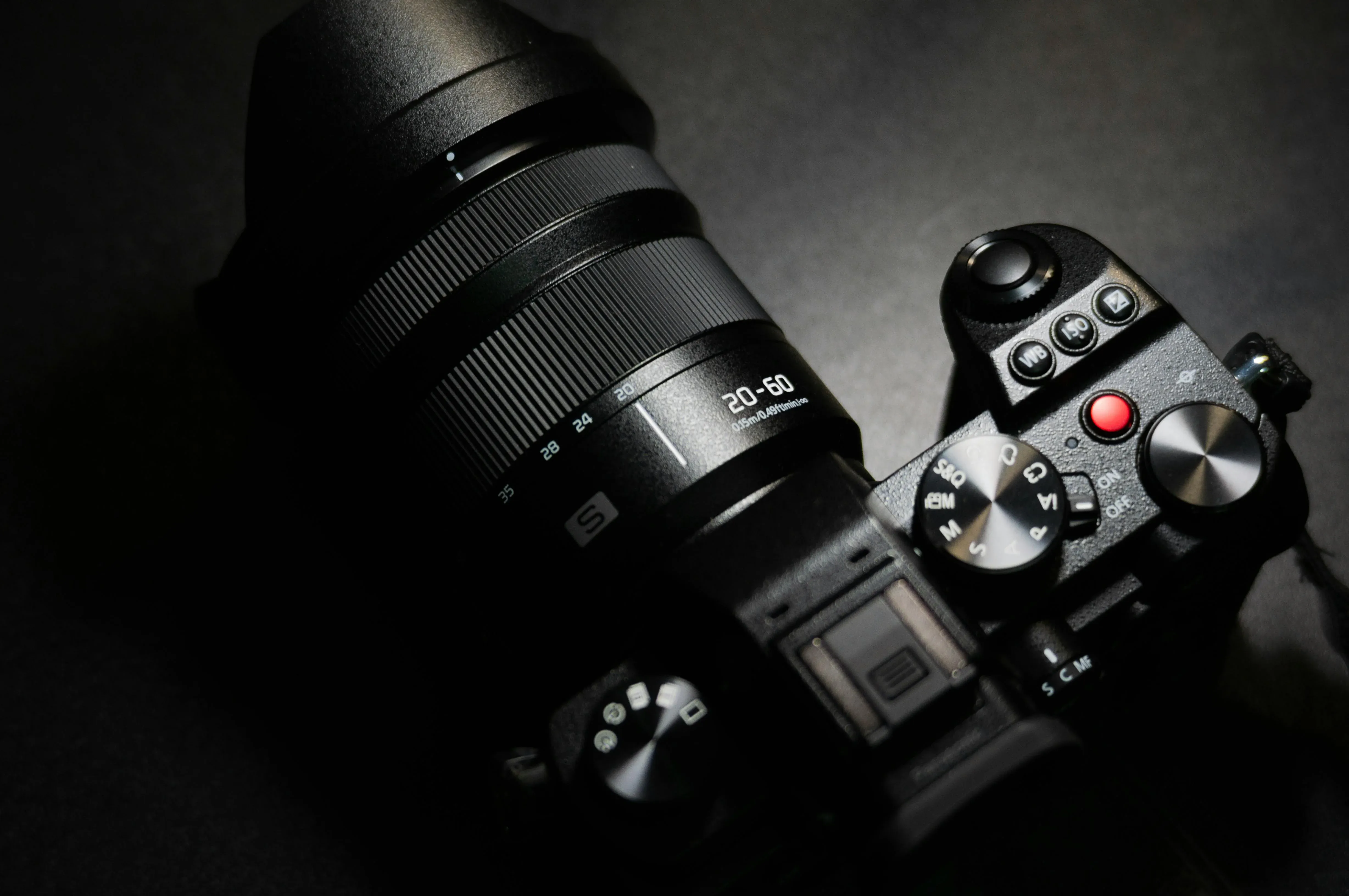 Imagine reprezentativă: close-up al unei camere foto profesională, simbolizând Return on Investment-ul (ROI) generat de fotografia de calitate.