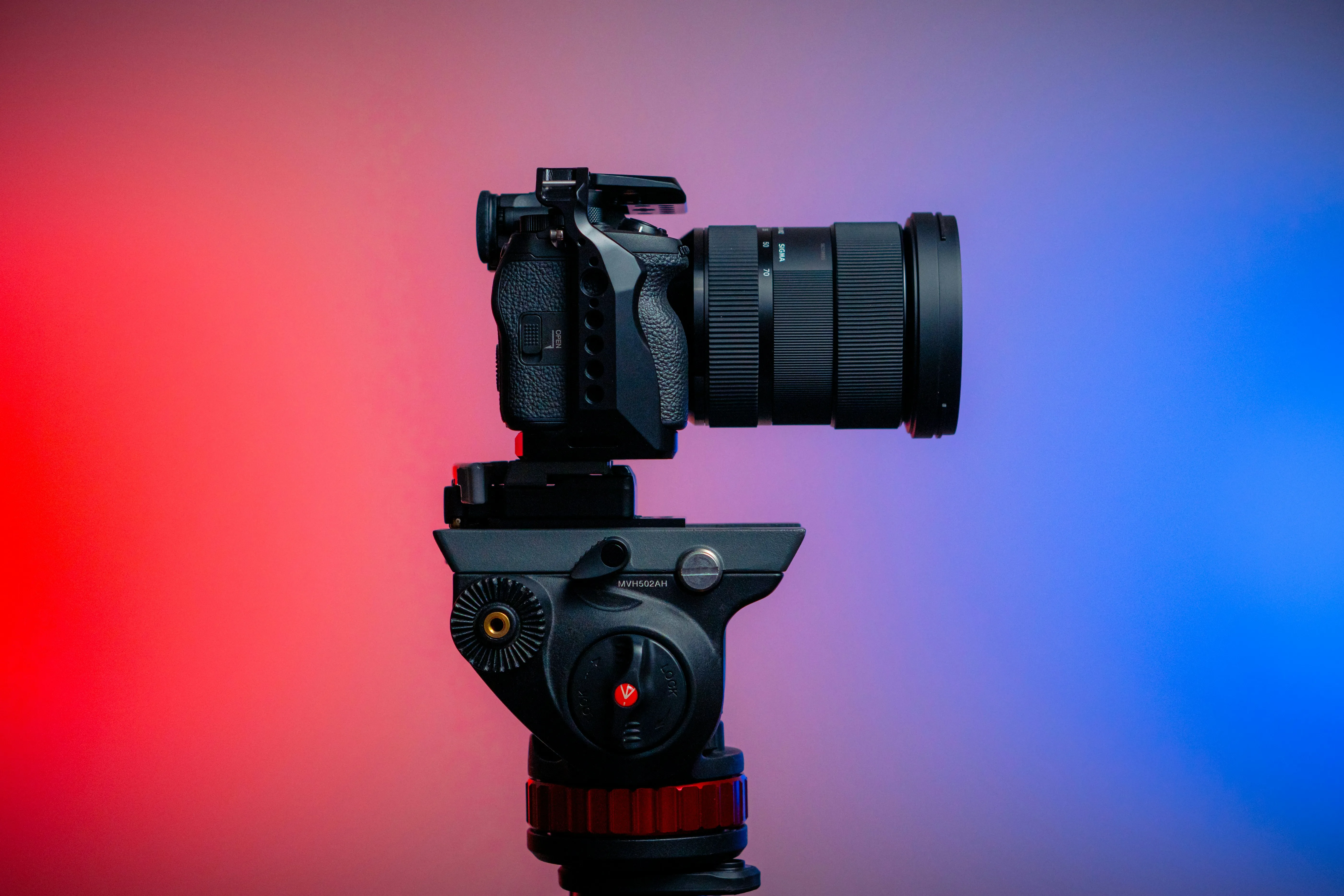 Un fotograf profesionist captează o imagine într-un studio modern, cu echipament de iluminare și un ecran mare afișând o fotografie de brand impecabilă, simbolizând calitatea și expertiza.