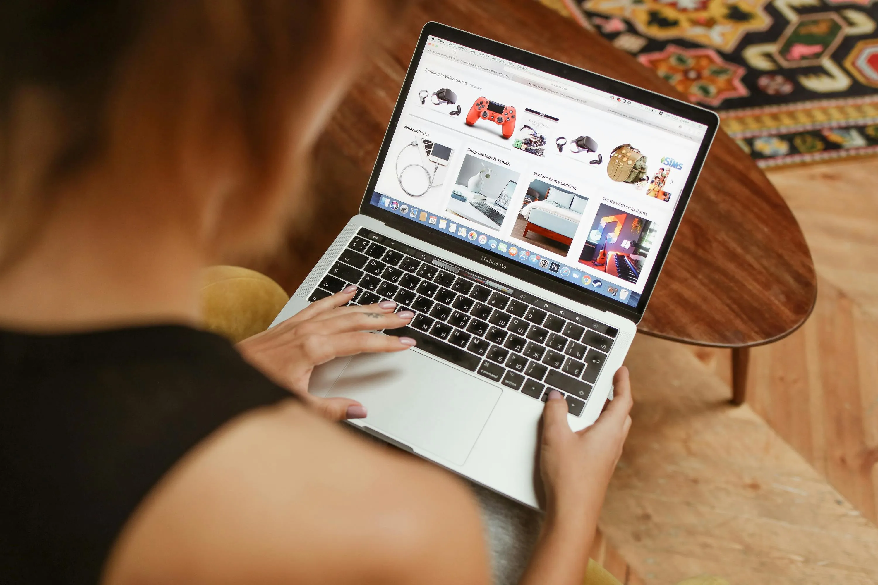 Un ecran de laptop afișând un magazin online modern, cu un semn de "Succes Garantat" și elemente grafice care sugerează cumpărături online și design intuitiv.