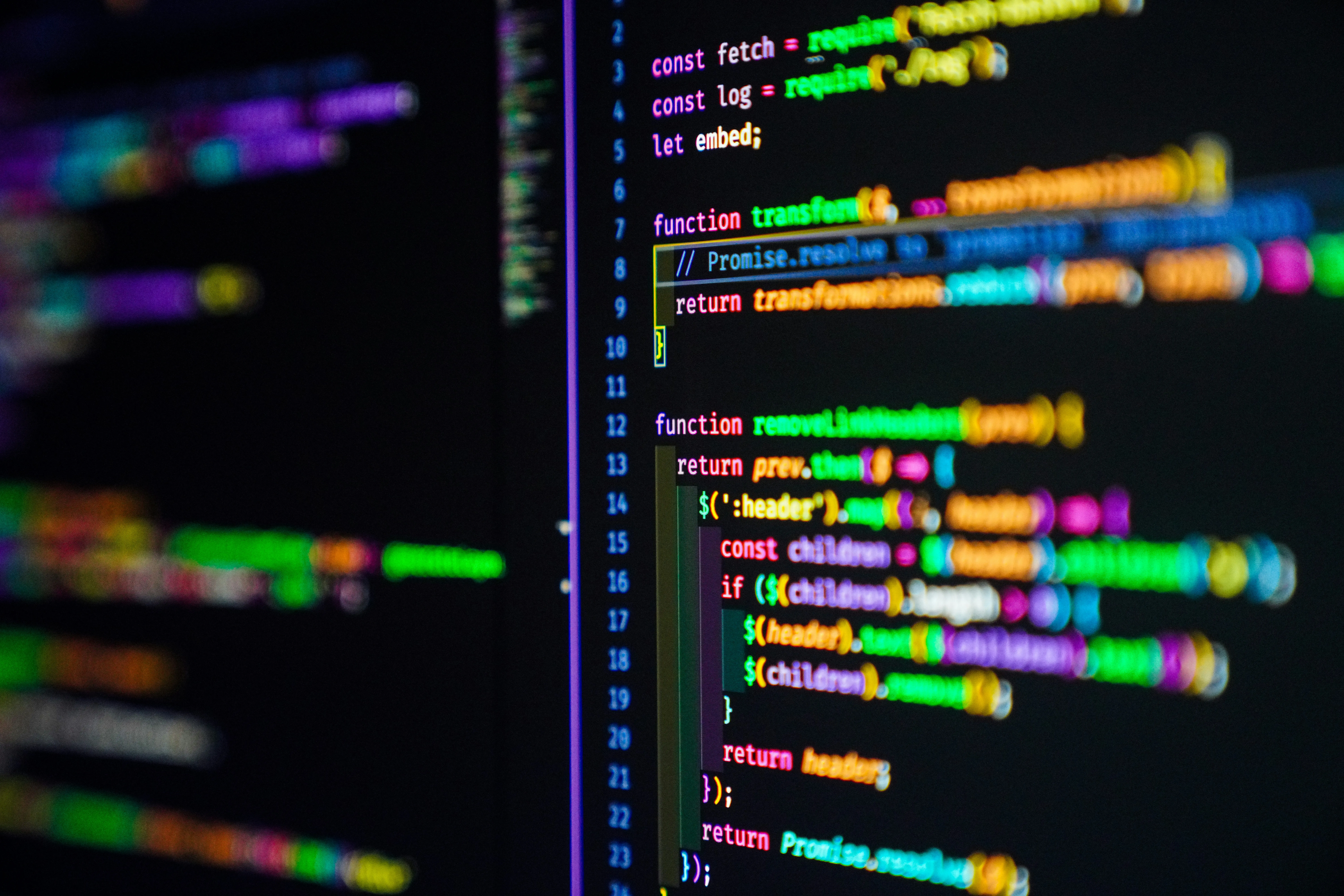 Imagine reprezentativă: a modern chunk of code pe un ecran de laptop sibolizand tehnologia avansat.