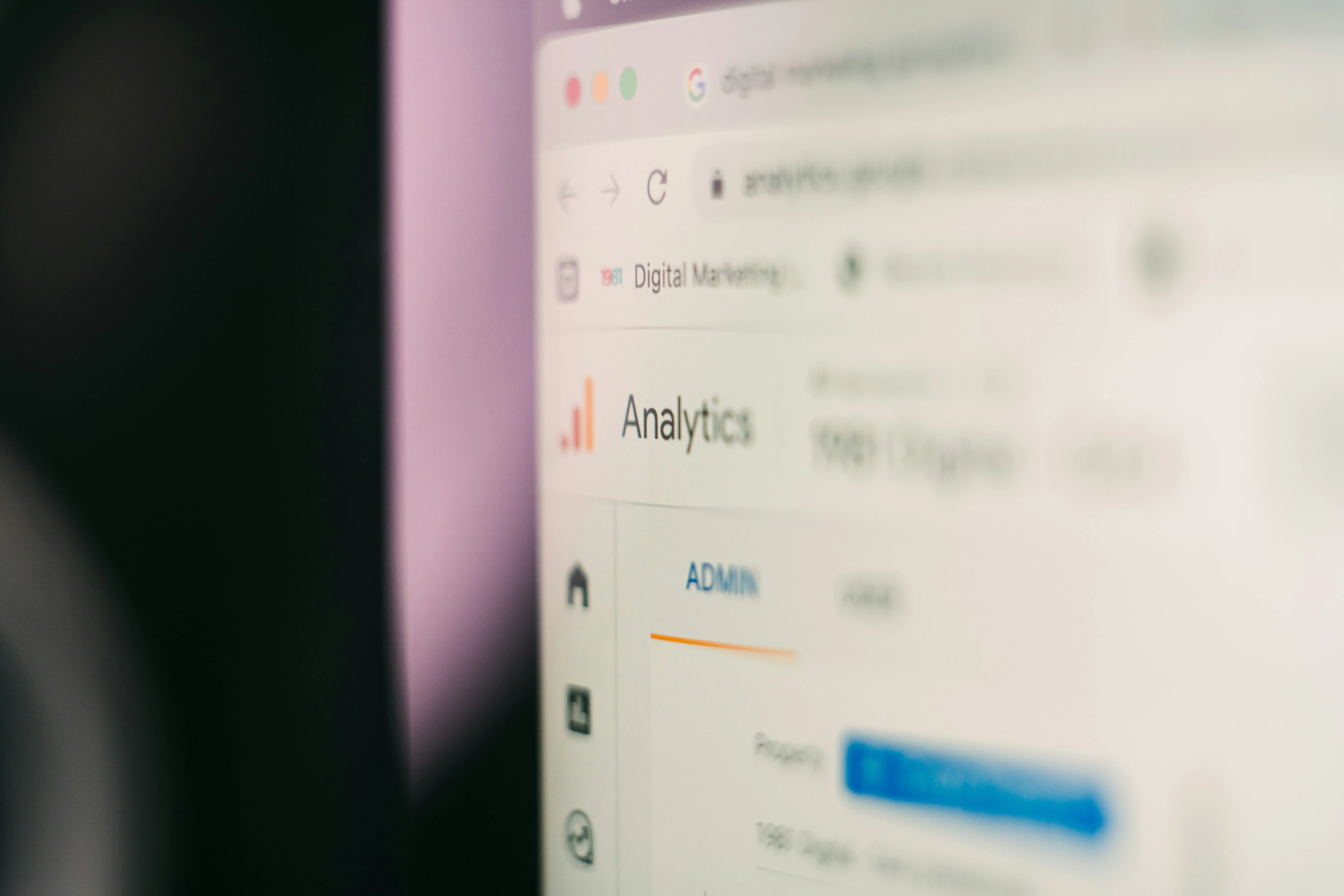 O reprezentare vizuală a conceptelor SEO și CRO, cu grafice ascendente și elemente de interfață web, indicând optimizarea și creșterea conversiilor.