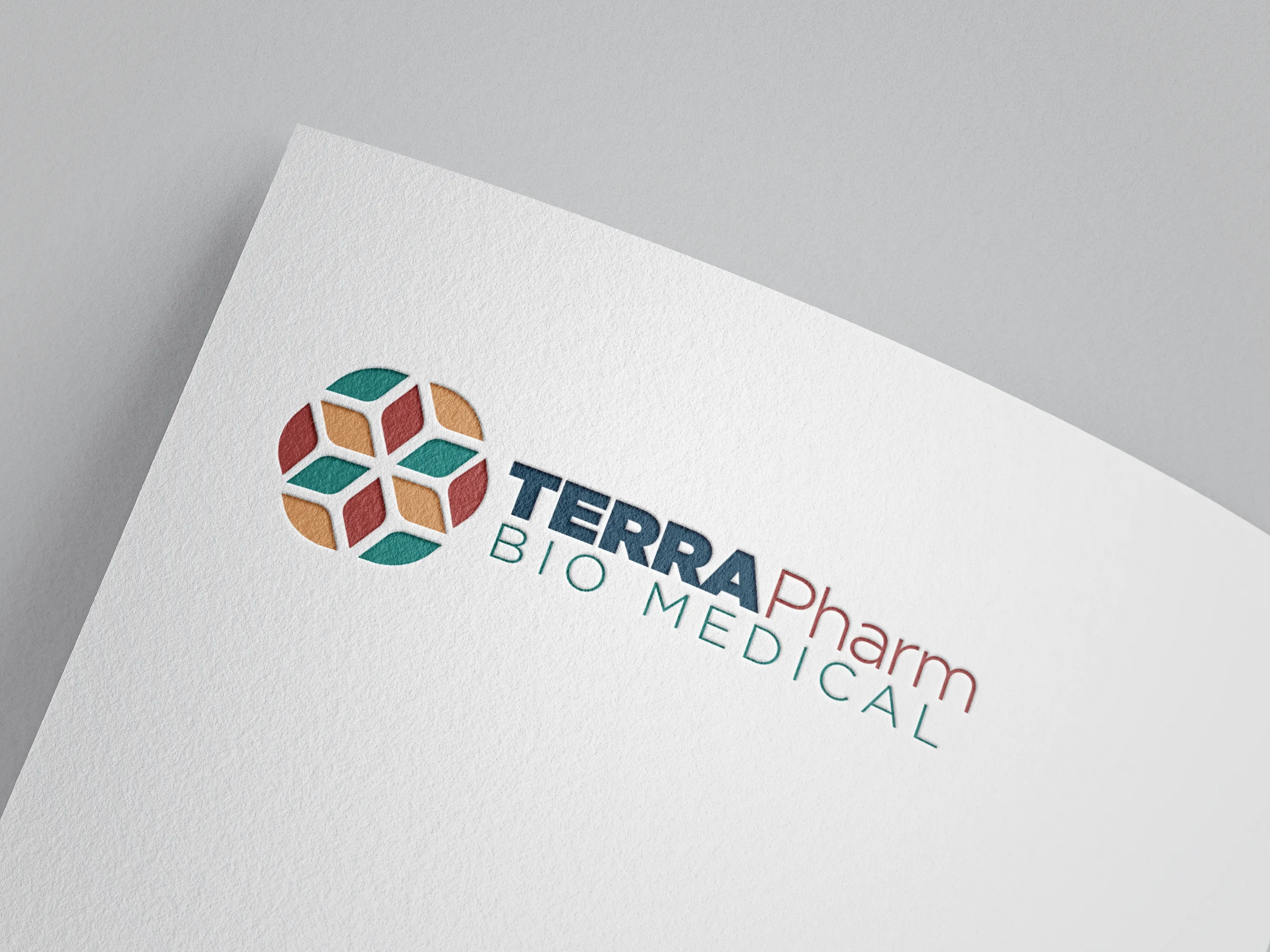 O balanță care compară un logo ieftin, de proastă calitate, cu o identitate de brand completă și profesionistă, cântărind mai greu.