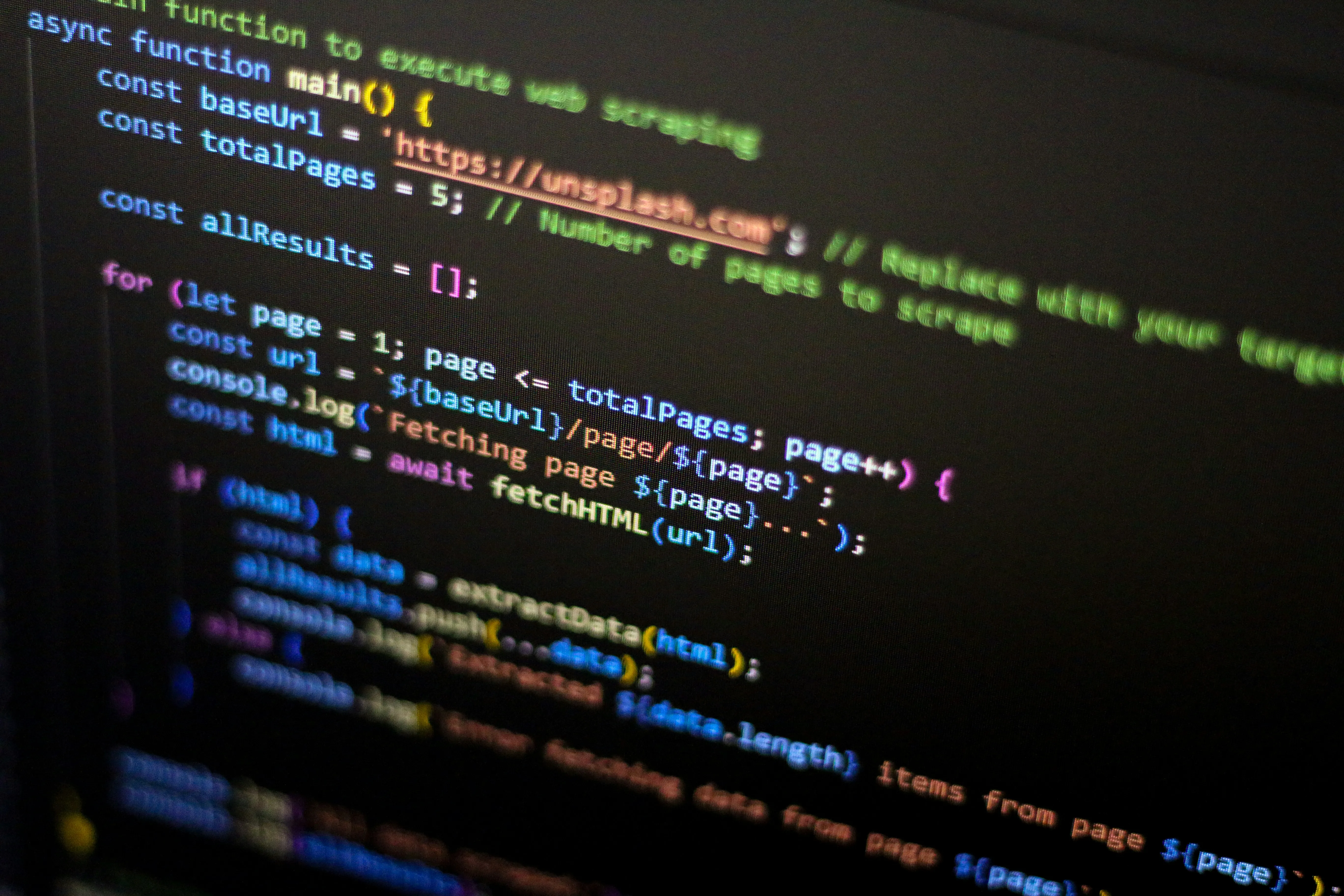 Imagine reprezentativă: un web developer lucrând la cod, cu elemente de design web și creștere digitală în fundal